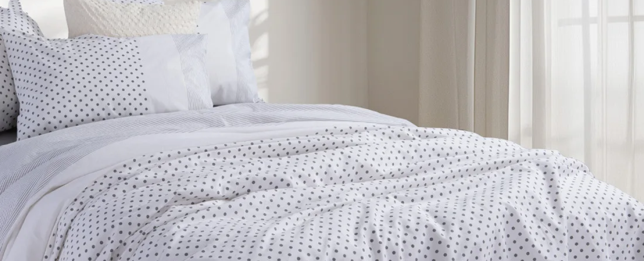 Φροντίδα Λευκών Σεντονιών: Πώς να διατηρούνται λαμπερά και καθαρά σαν καινούργια